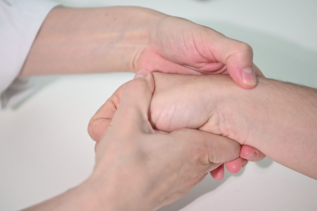 La Dottoressa Marina Faccio visita il polso di una paziente