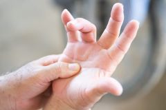 Ecochirurgia per il dito a scatto